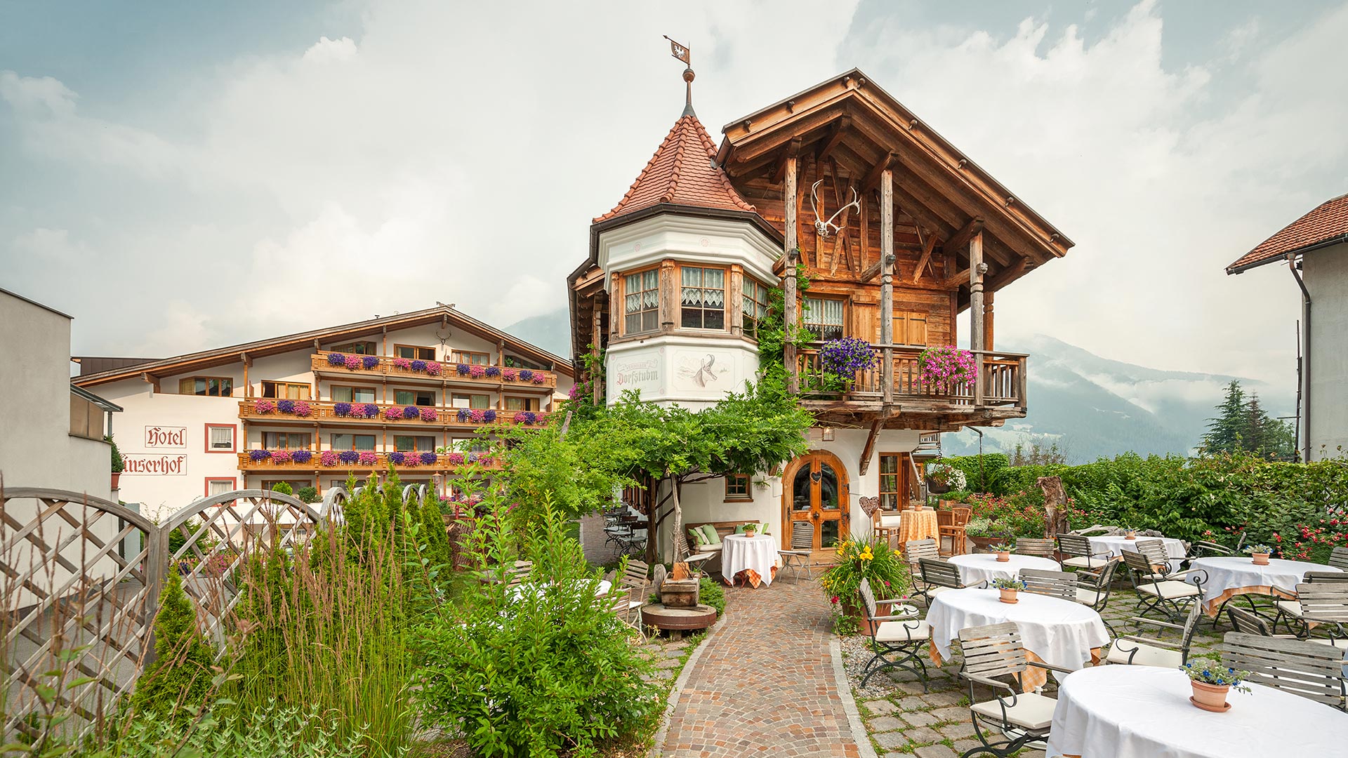 The Verdinser Hof also houses a classic restaurant in Scena, the stube: enjoy traditional cuisine and experience typical South Tyrolean hospitality.