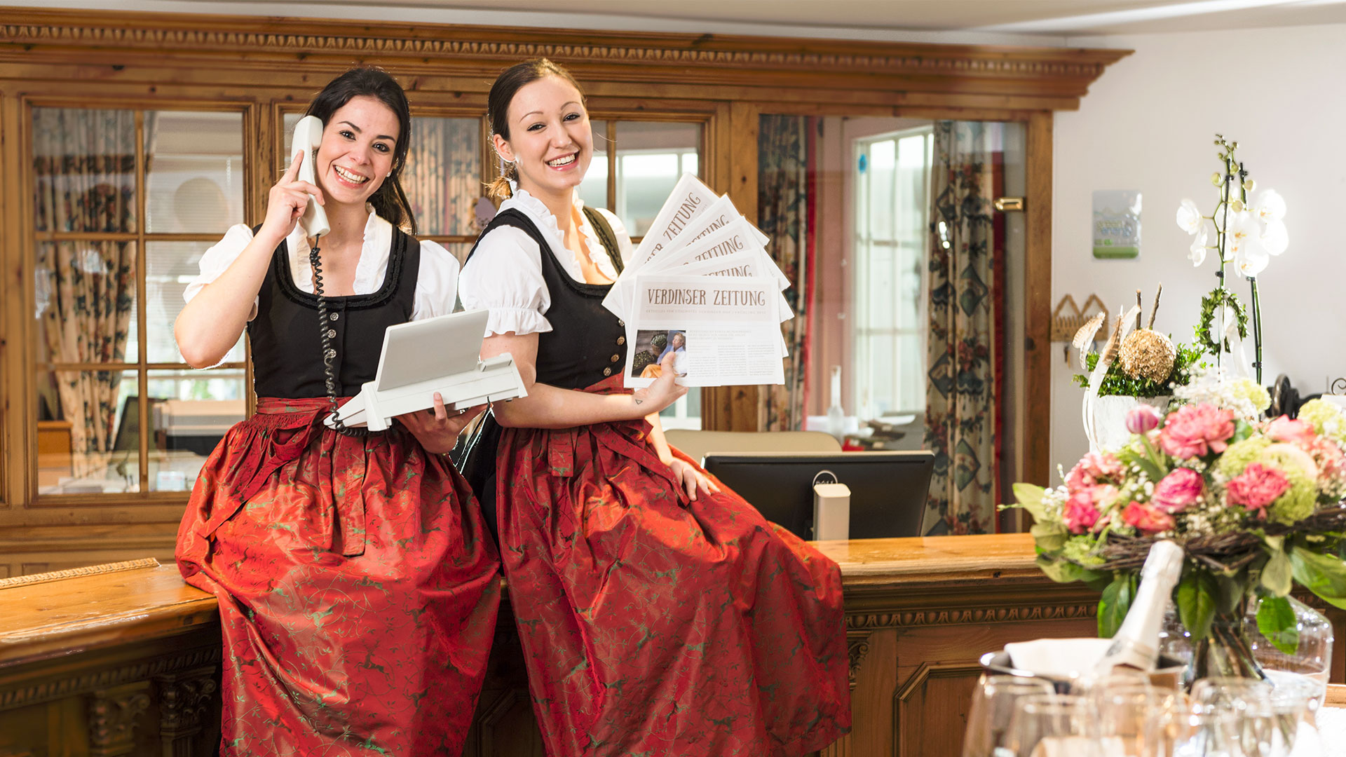 due receptionist del Verdinserhof in abiti tradizionali Sudtirolesi pronte ad aiutarvi