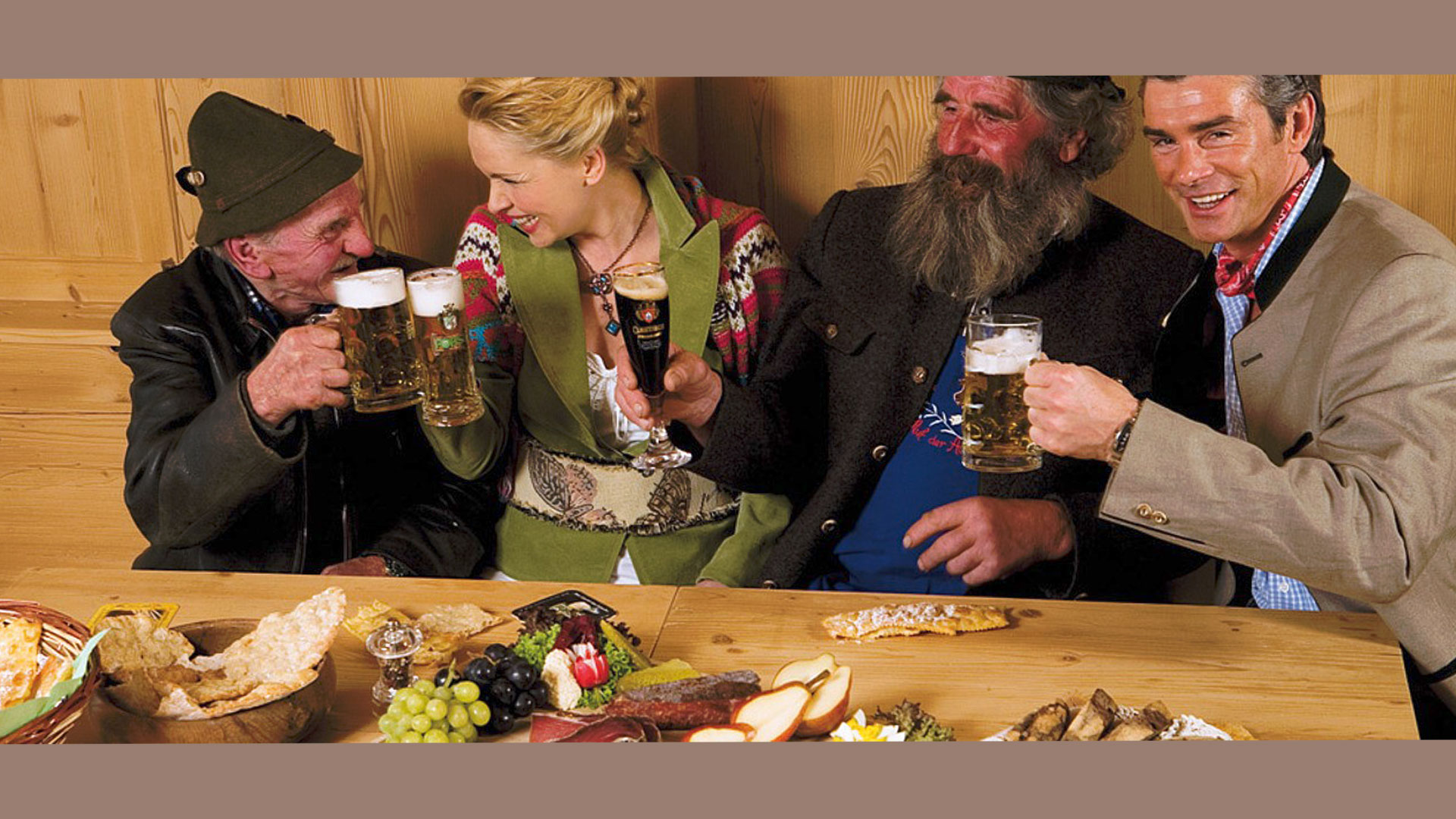 einige Gäste des Verdinserhofs stoßen mit Bier in der "Dorfstubm" an