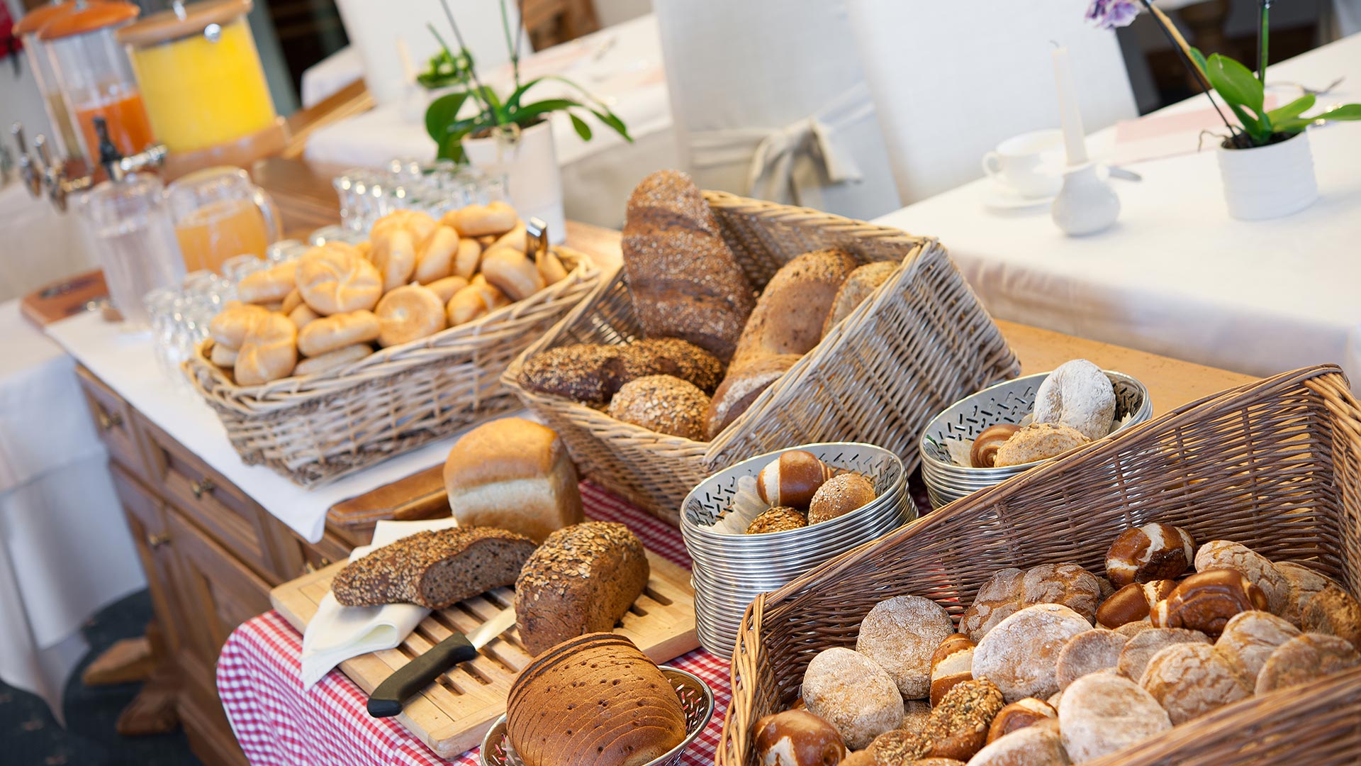 Unser Restaurant bietet eine reichhaltige und unverfälschte Speisekarte, die an die Südtiroler Tradition anknüpft und Aromen aus Italien und der ganzen Welt enthält.