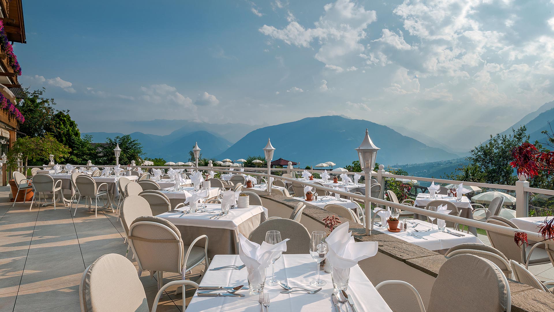 Wunderschöne Aussichten umgeben das 4-Sterne-Hotel in Schenna (Meran): Ein Wellness-Aufenthalt im Verdinser Hof wird zum Wohlfühlen!