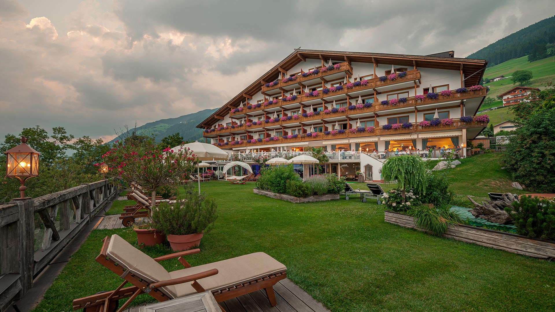 Unser 4-Sterne-Hotel in Schenna, Meran, macht Ihren Aufenthalt zu einem unwiderstehlichen Wellness-Erlebnis, um dem Alltag zu entfliehen.