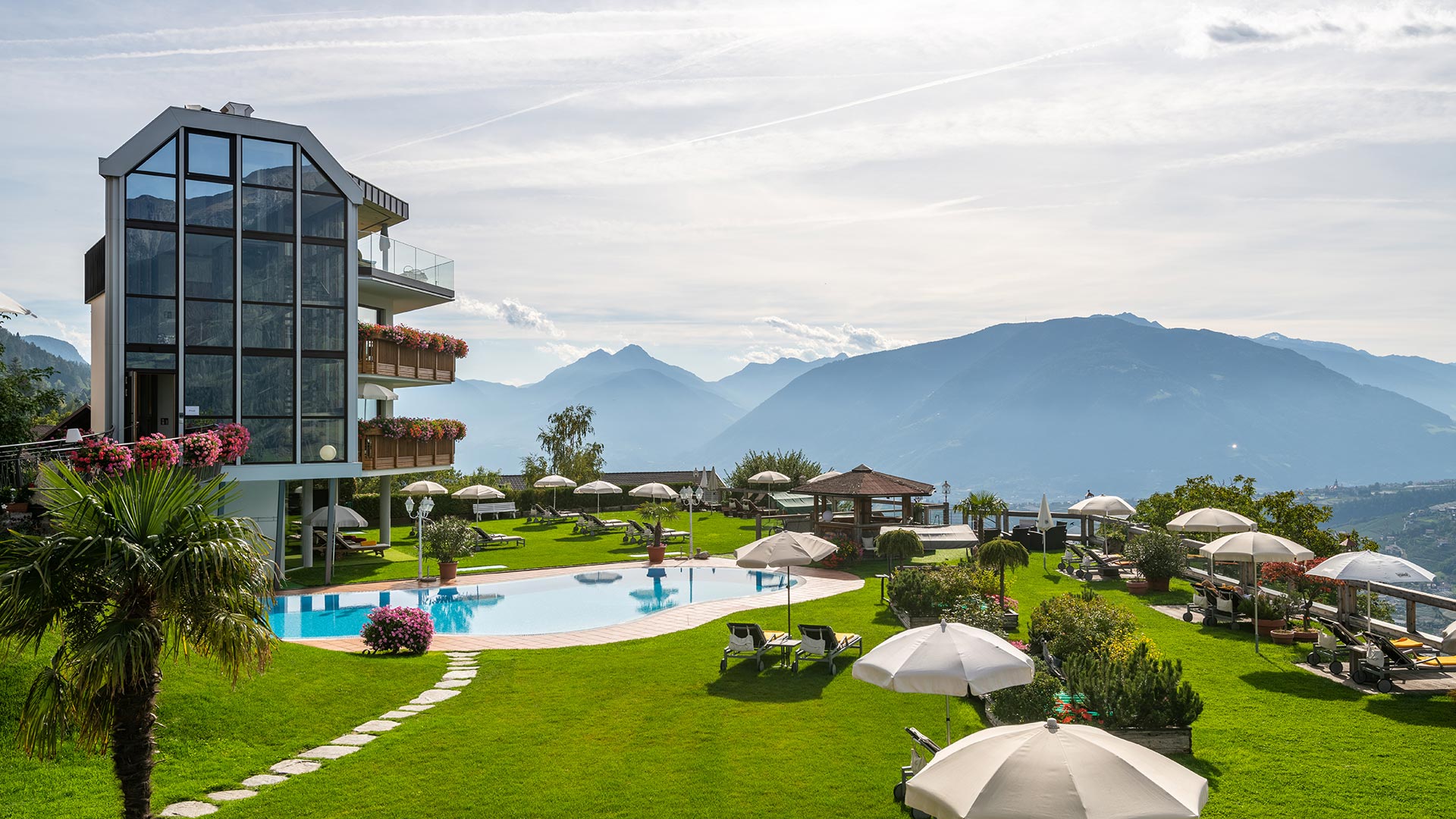 Umgeben von Natur, in unserem 4-Sterne-Hotel in Schenna (Meran) wird sich Ihr Urlaub wie zu Hause anfühlen!